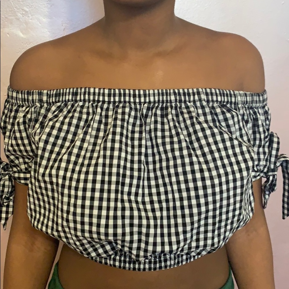 White and black striped cropped shirt